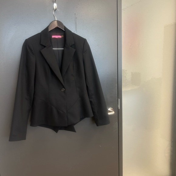 Alice + Olivia M EUC black blazer with tuxedo effect- back is longer & buttoned - Picture 4 of 16